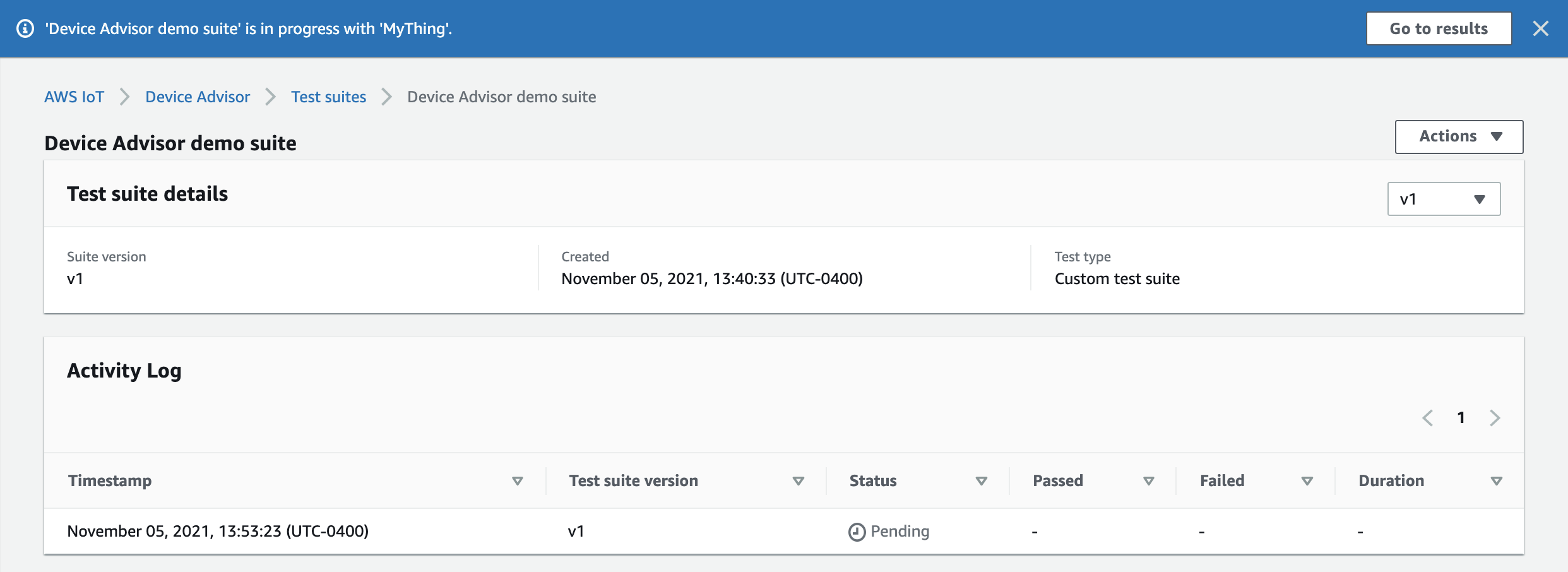 Rincian rangkaian pengujian khusus berjudul 'Device Advisor demo suite' sedang berlangsung dengan status 'Pending'.