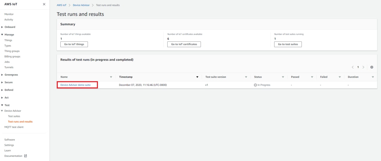 Bagian Test run dan results yang menampilkan detail rangkaian pengujian bernama “Device Advisor demo suite” yang sedang berlangsung.