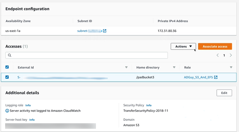 Konsol yang menampilkan bagian Accesses dengan akses server yang terdaftar.