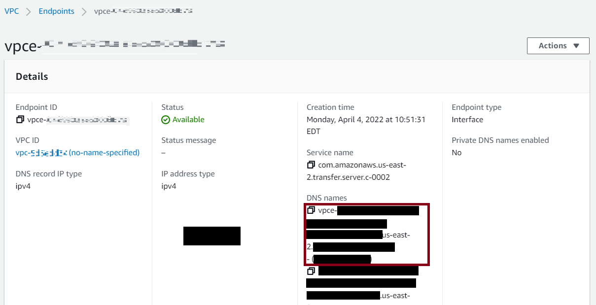 Halaman Endpoints VPC konsol Amazon, menampilkan DNSnama untuk titik akhir yang dipilih.