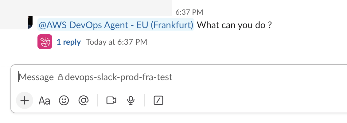 Un canale Slack che mostra un messaggio che menziona l'app AWS DevOps Agent con un indicatore di risposta.
