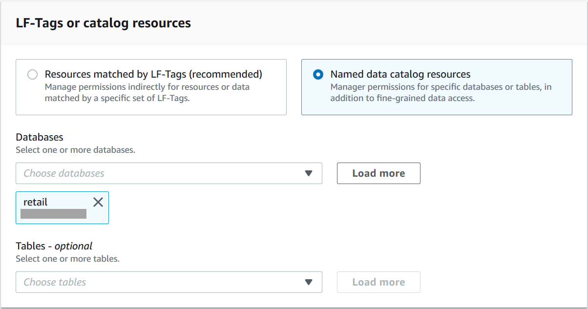 La sezione LF-Tags o catalog resources contiene due riquadri disposti orizzontalmente, dove ogni riquadro contiene un pulsante di opzione e un testo descrittivo. Le opzioni sono Risorse abbinate a LF-Tags e Risorse nominate del catalogo di dati. Sotto i riquadri ci sono due elenchi a discesa: Database e Tabella. L'elenco a discesa Database contiene un riquadro sottostante contenente il nome del database selezionato.