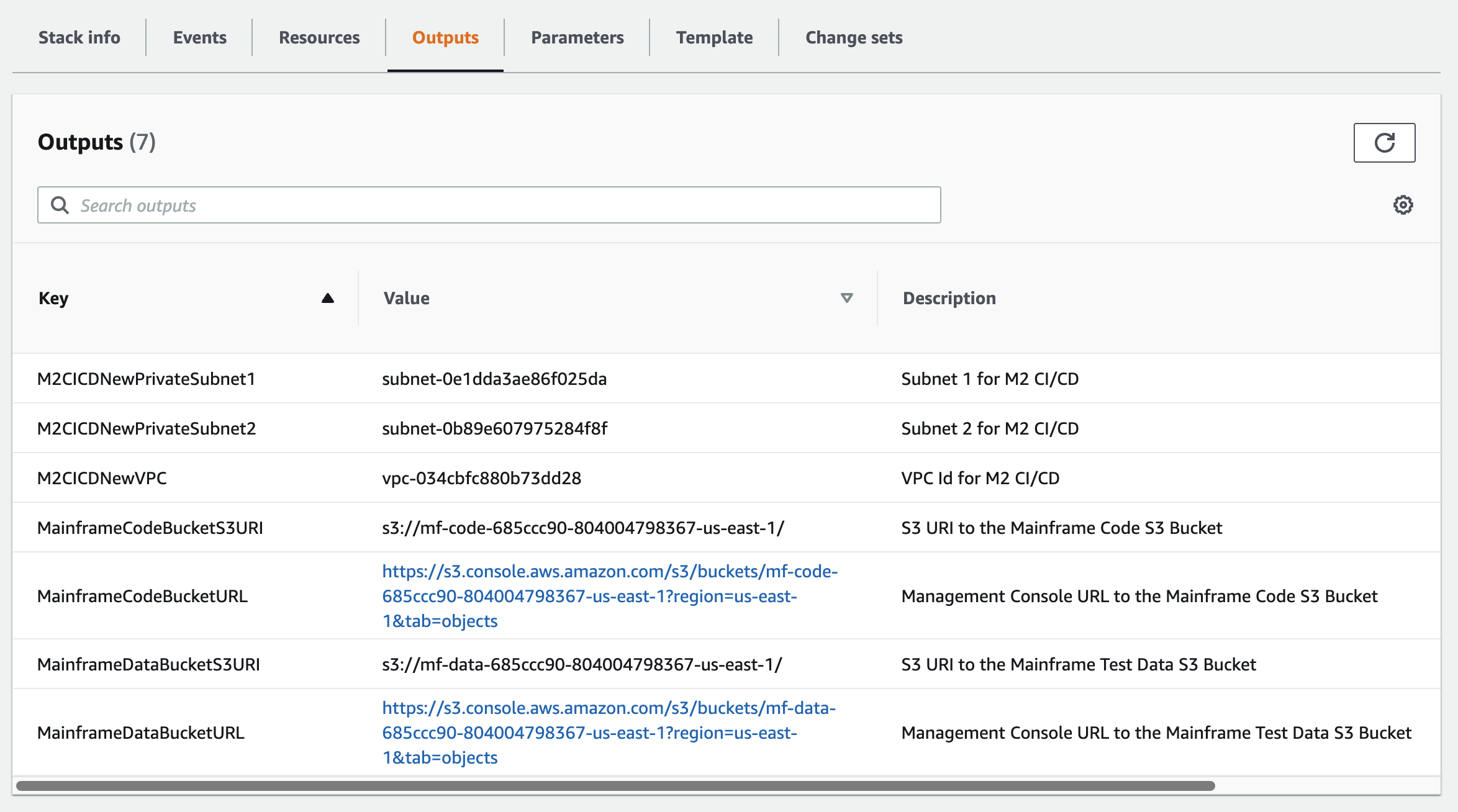 La scheda AWS CloudFormation Output, che mostra i bucket Amazon S3.