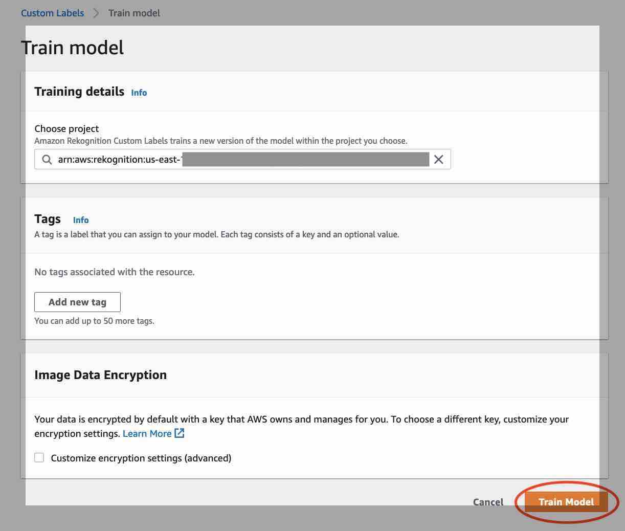 Pagina di configurazione del modello ferroviario che mostra il campo ARN di input del progetto, la sezione Tag vuota e il pulsante Train Model.