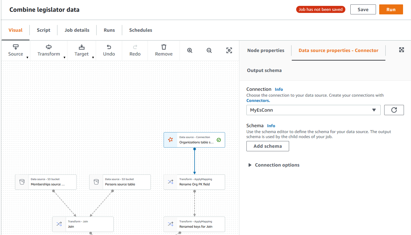 ここに示すスクリーンショット画像では、AWS Glue Studio のビジュアルジョブエディタページで、グラフ内のデータソースノードが選択されています。右側の [Data source properties] (データソースのプロパティ) タブが選択されています。データソースのプロパティで表示されるフィールドは、接続 (使用可能な接続のドロップダウンリストとその隣の [Refresh] (更新) ボタン)、および [Add schema button] (スキーマを追加する) ボタンです。追加的な [Connection options] (接続オプション) セクションは、折りたたまれた状態で表示されます。