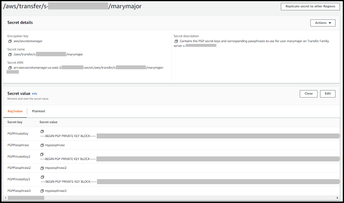 Transfer Family サーバーとユーザーの 3 つのキーとパスフレーズを含むシークレットの詳細ページを表示する AWS Secrets Manager コンソール。