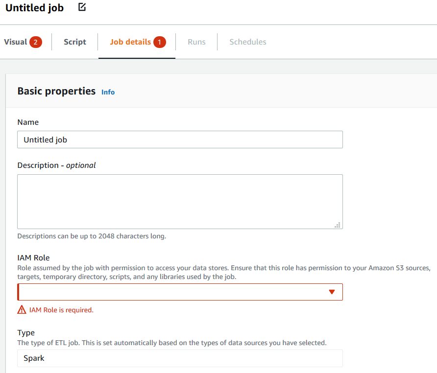 작업 편집기의 [작업 세부 정보(Job details)] 탭을 보여주는 스크린샷. 1이라는 레이블이 붙은 설명선이 있음. "IAM Role(IAM 역할)" 필드는 빨간색 윤곽선으로 표시되며 그 아래에 값이 필요함을 나타내는 메시지가 있습니다.