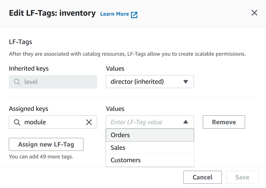 'LF 태그 편집: 인벤토리' 대화 상자 창의 스크린샷 이미지입니다. 상단에는 '상속된 키'(흐리게 표시됨) 및 '값' 필드가 있습니다. 상속된 키 필드의 값은 'level'이고 값 필드의 값은 'director (inherited)'입니다. 이 섹션 아래에는 수평 정렬된 필드('할당된 키' 필드, '값' 필드)와 컨트롤(제거 버튼)이 있습니다. 할당된 키 필드에는 'module'이라는 텍스트가 포함되어 있습니다. 값 필드는 'Orders', 'Sales' 및 'Customers'(강조 표시됨) 값이 있는 드롭다운 목록입니다. 할당된 키 필드 아래에는 '새 LF 태그 할당' 버튼이 있습니다. 창 오른쪽 하단에는 취소 및 저장 버튼이 있습니다.