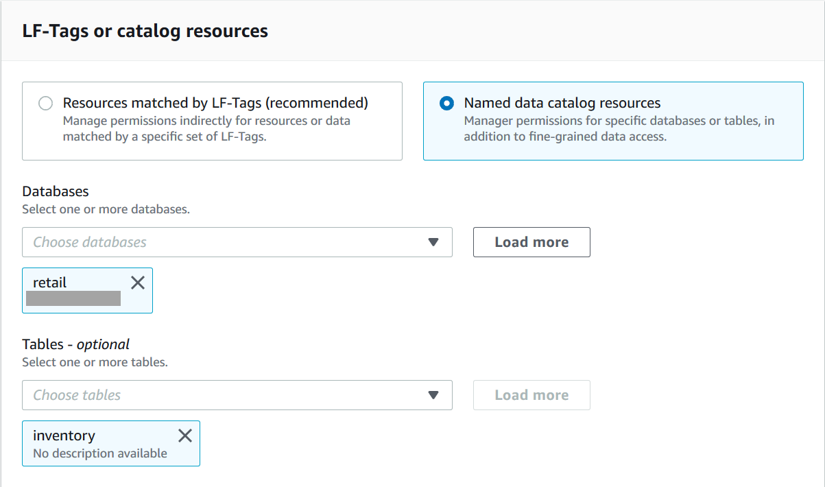 LF 태그 또는 카탈로그 리소스 섹션에는 가로로 배열된 두 개의 타일이 있으며, 각 타일에는 옵션 버튼과 설명 텍스트가 있습니다. 옵션은 LF 태그와 일치하는 리소스 및 명명된 데이터 카탈로그 리소스입니다. 명명된 데이터 카탈로그 리소스가 선택됩니다. 타일 아래에는 데이터베이스와 테이블이라는 두 개의 드롭다운 목록이 있습니다. 데이터베이스 드롭다운 목록 아래에는 선택한 데이터베이스 이름이 포함된 타일이 있습니다. 테이블 드롭다운 목록 아래에는 선택한 테이블 이름이 포함된 타일이 있습니다.
