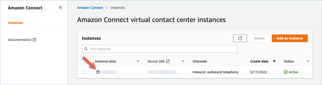 Página Instâncias da central de atendimento virtual do Amazon Connect e o alias da instância.