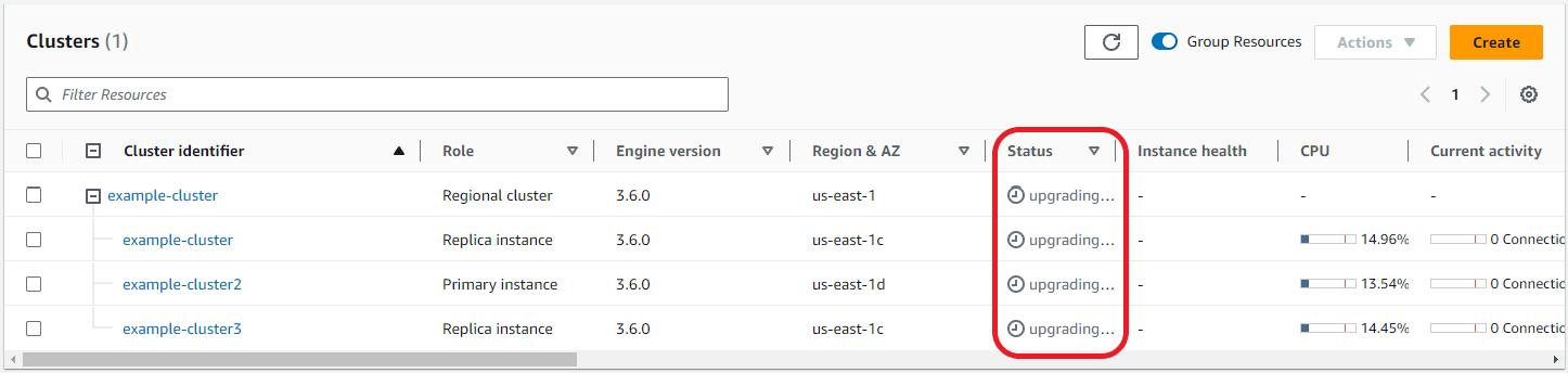 Imagem: a caixa de navegação Clusters destacando a coluna Status do cluster que está sendo atualizado.