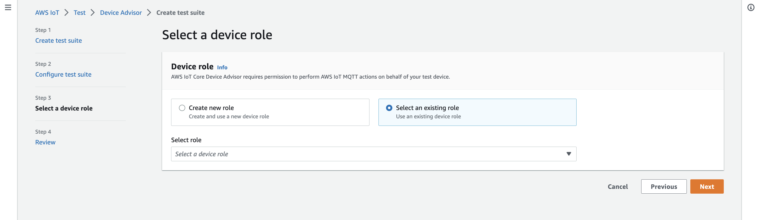 A página para selecionar uma função de dispositivo para testes do Device Advisor, com opções para criar uma nova função ou selecionar uma existente.