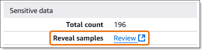 O campo Revelar amostras no painel de detalhes da descoberta. O campo contém um link chamado Revisão.