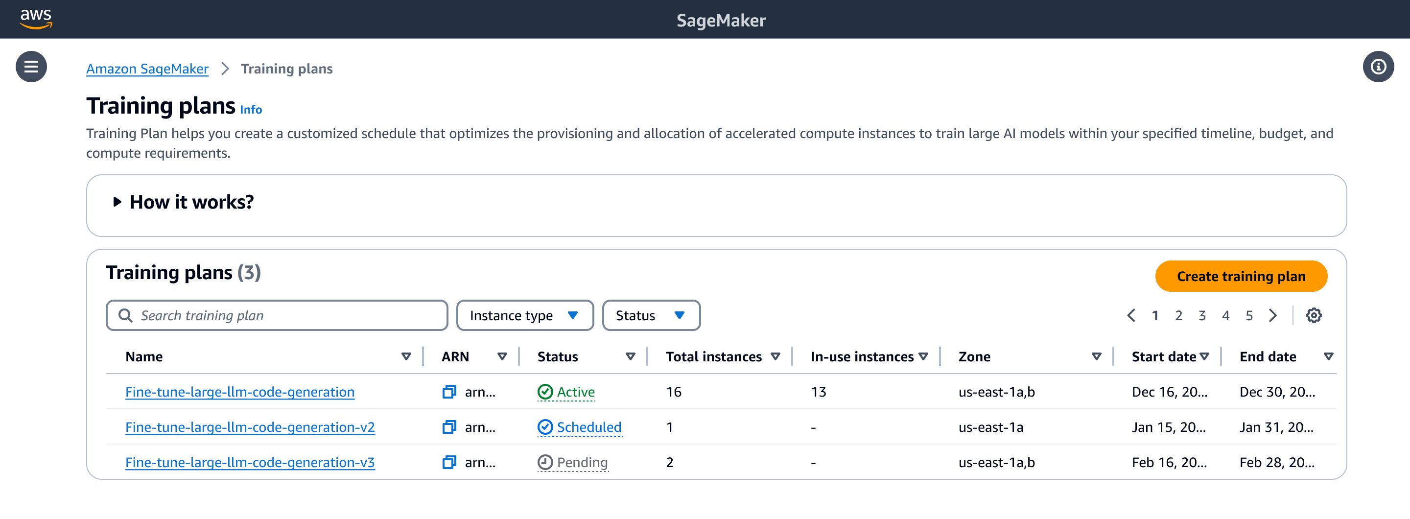 SageMaker Console de IA mostrando a lista da página de planos de treinamento. A página inclui uma tabela listando os planos de treinamento com detalhes como nome, status, total de instâncias, instâncias em uso, zona, data de início e data de término. Um botão para criar um novo plano de treinamento está visível.