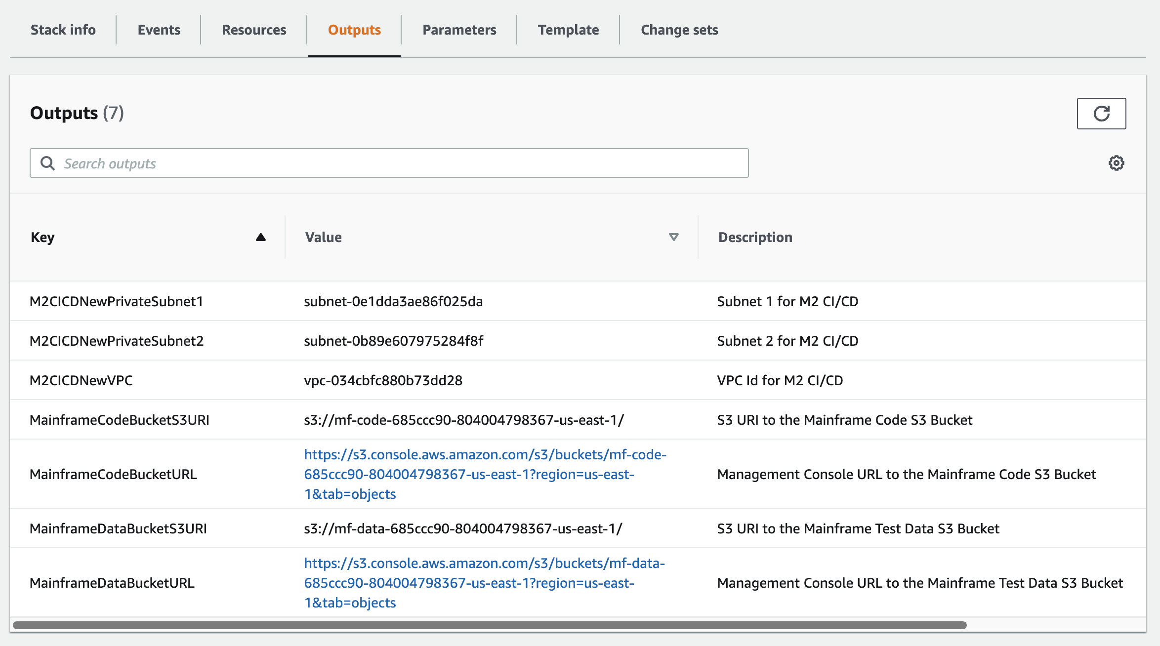 AWS CloudFormation 输出选项卡，显示 AWS 大型机现代化 Amazon S3 存储桶。