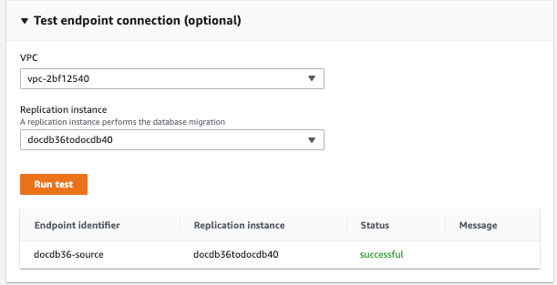 影像： AWS DMS 來源的「測試端點連線」對話方塊，顯示兩個下拉式功能表、一個測試按鈕以及已執行的測試清單。